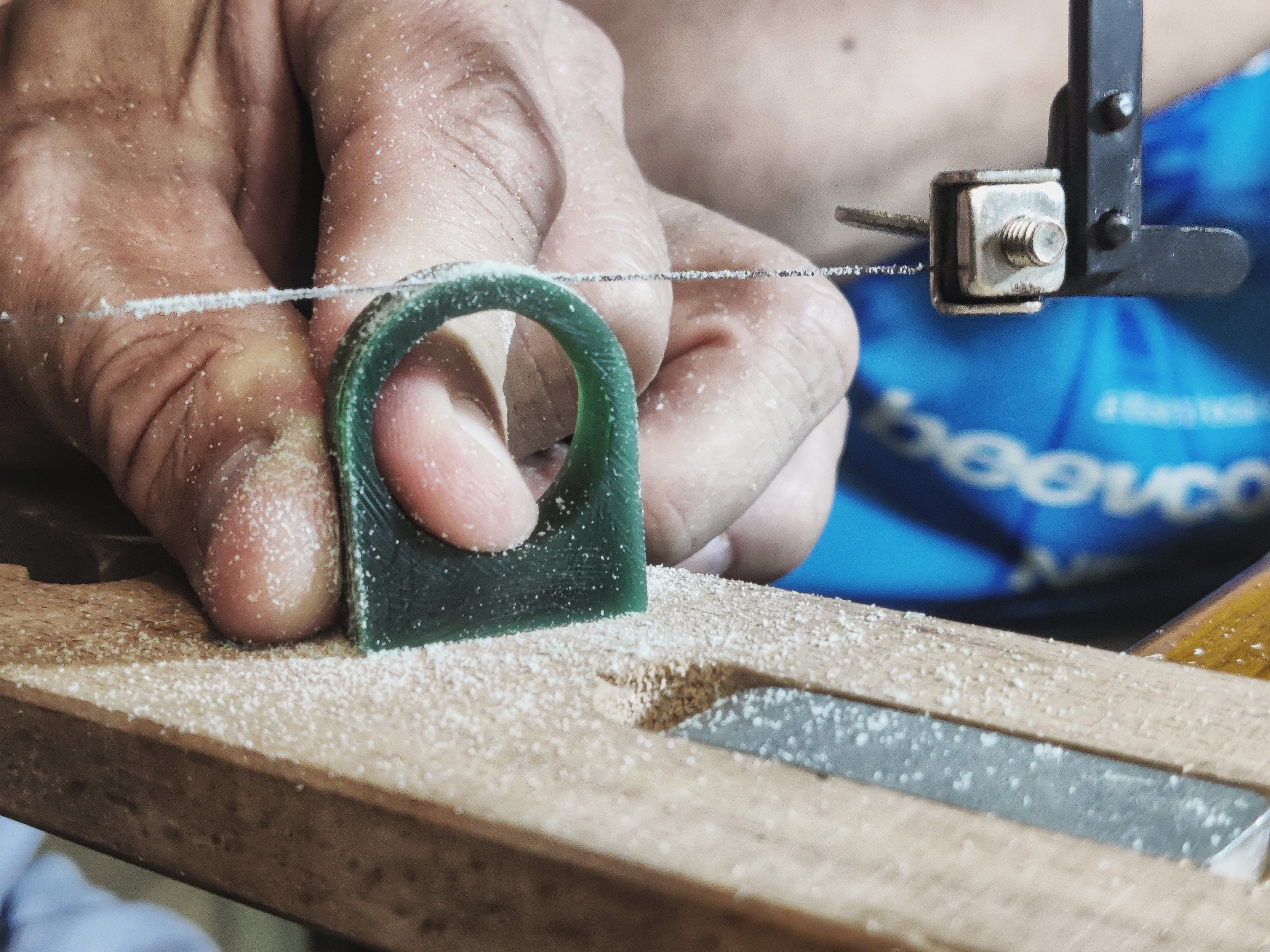 Wax carving for silver ring in Koh Chang jewelry studio, step-by-step DIY goldsmithing experience.